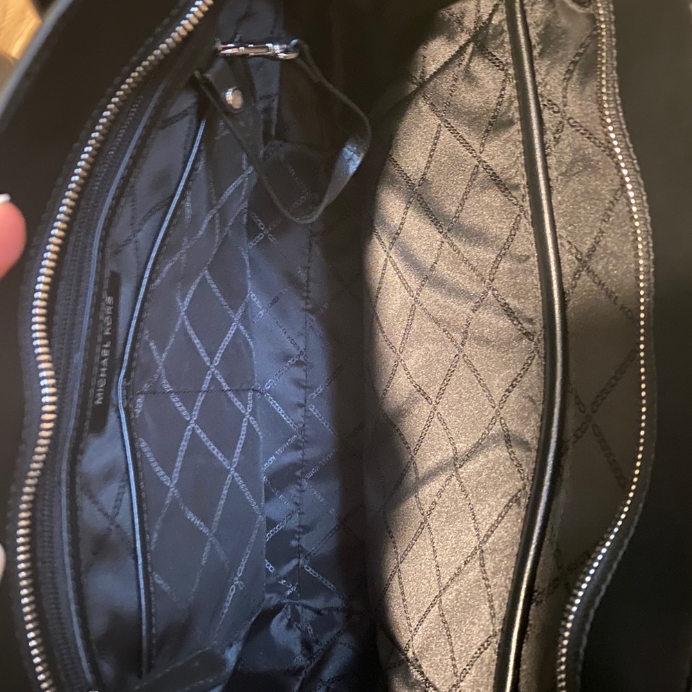 Michael Kors hand bag & matching wallet - Picture 2 of 5